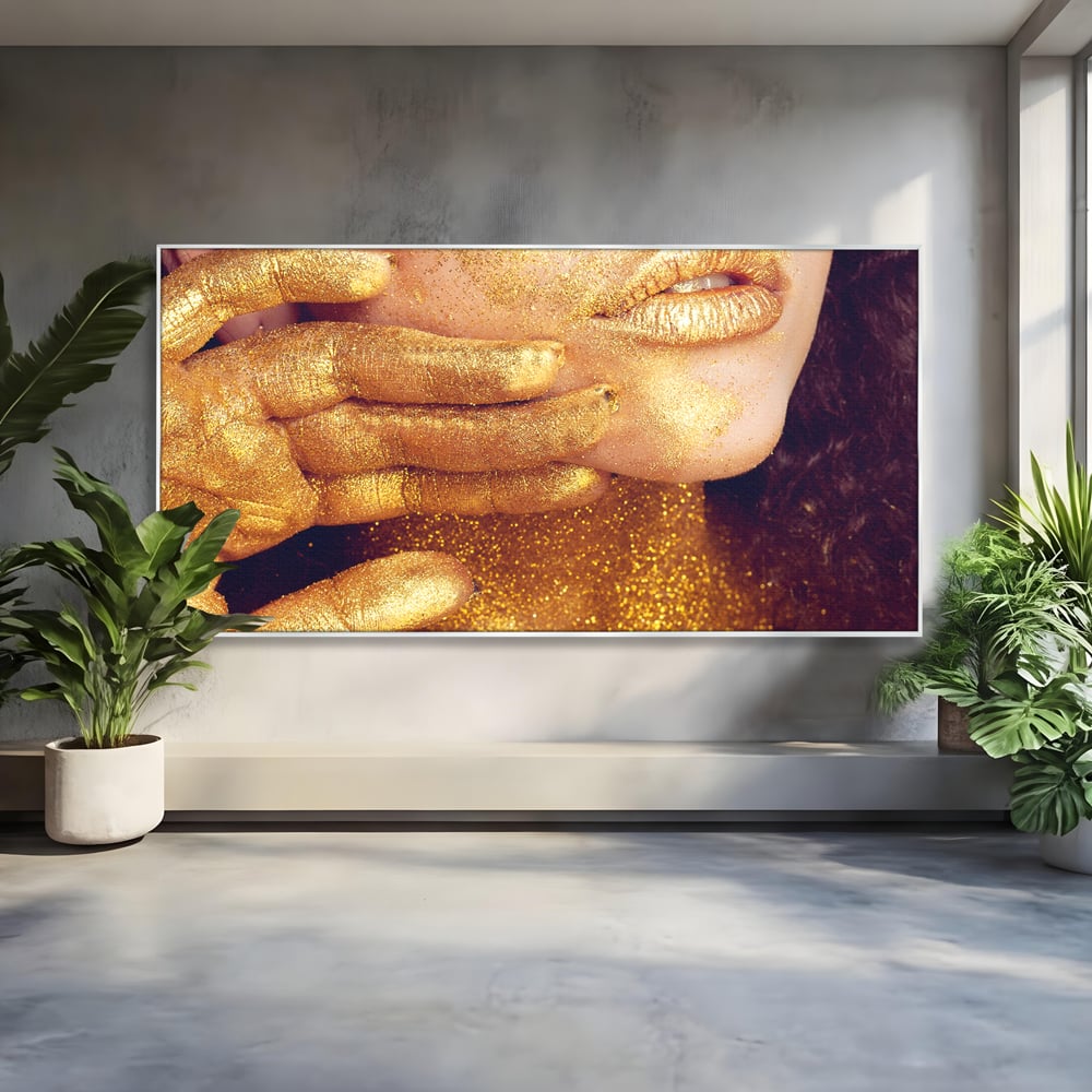 Tablou canvas cu tablou canvas cu portret feminin auriu, in rama de aluminiu argintiu
